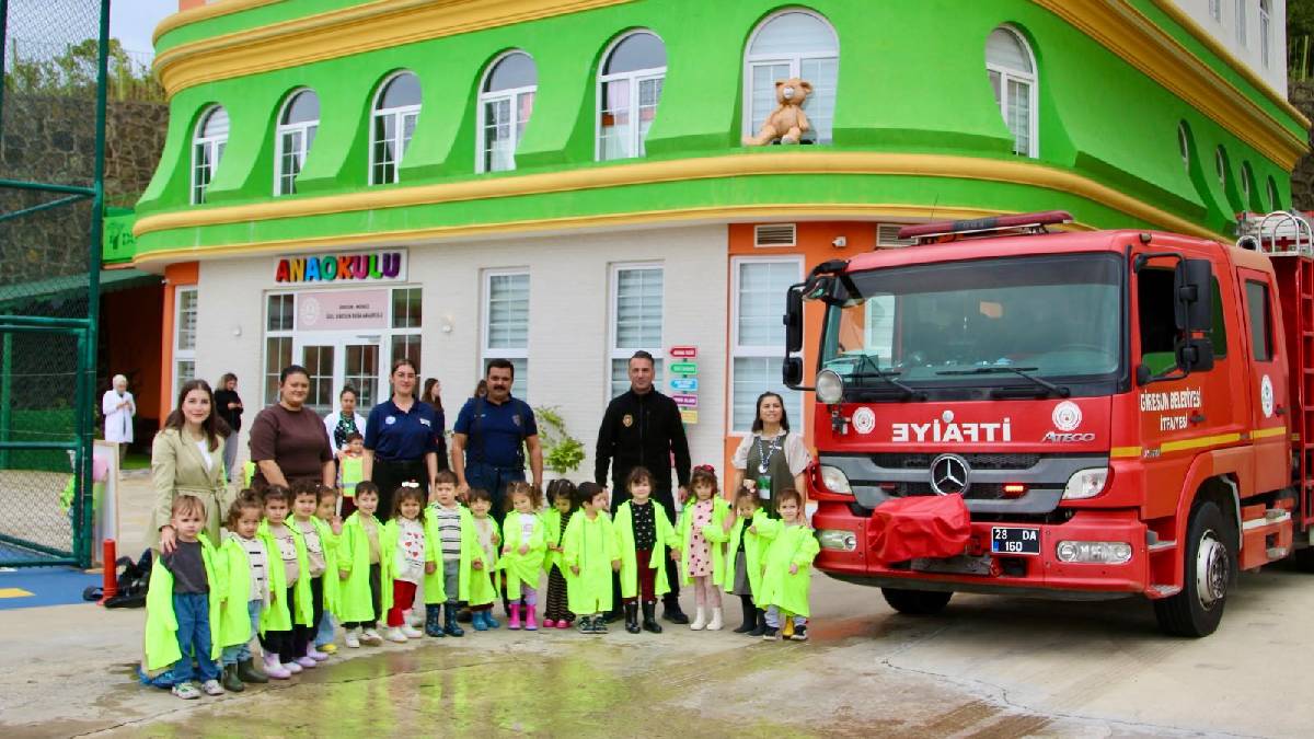 Giresun Belediyesi itfaiyesinden minik öğrencilere yangın eğitimi