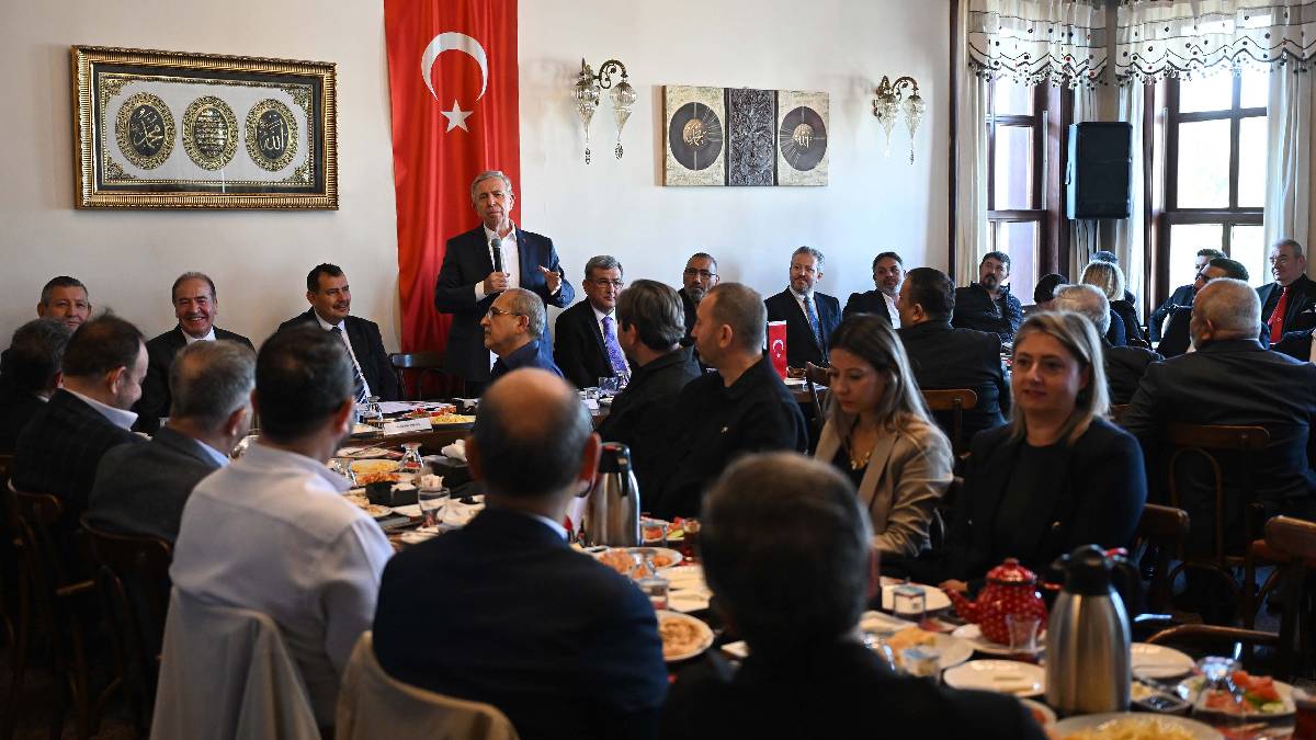 Mansur Yavaş tarihi dönüşüm sonrası Anafartalar Caddesi esnafıyla bir araya geldi