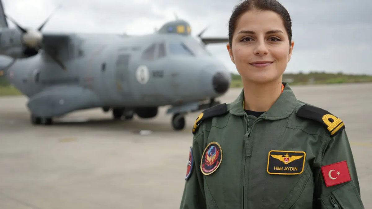 Türk donanmasında tarihi ilke imza attı! Deniz Üsteğmen Hilal Aydın mavi vatan semalarının ilk kadın uçak pilotu oldu