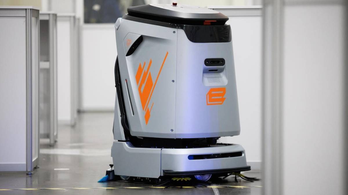 Temizlik robotları Rus Havalimanı ve AVM’lerinde göreve başladı