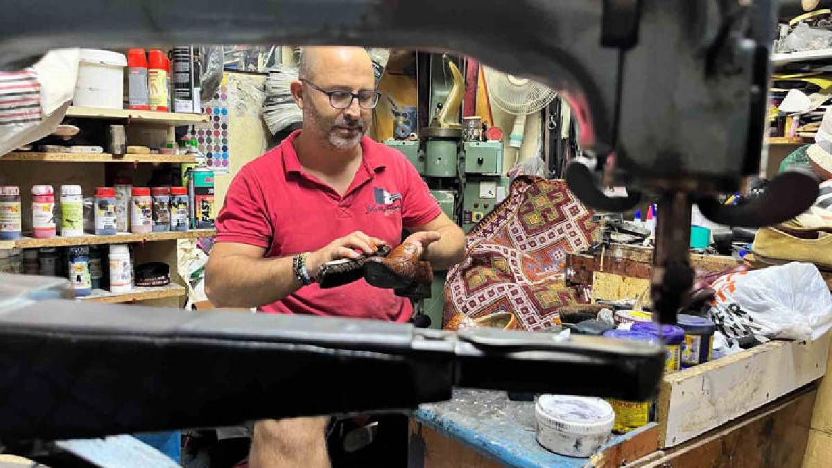Öğretmeninin kundurasına baktı hayatı değişti! 18 metrekare dükkanda 28 yıldır üretiyor