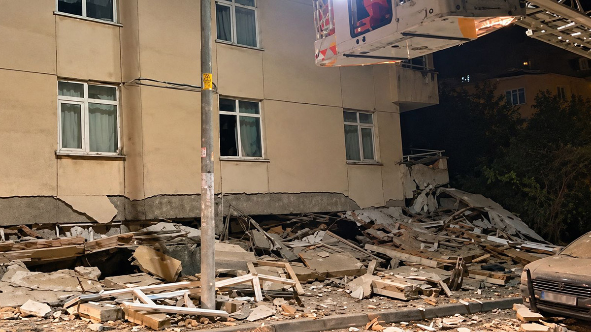 Maltepe’de 7 katlı binanın ilk 3 katı çöktü: Mahsur kalanlar var
