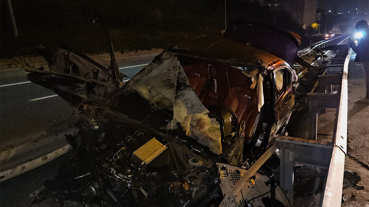 Kağıthane'de taksiyle çarpışan otomobil hurdaya döndü: 1 ölü, 2 yaralı