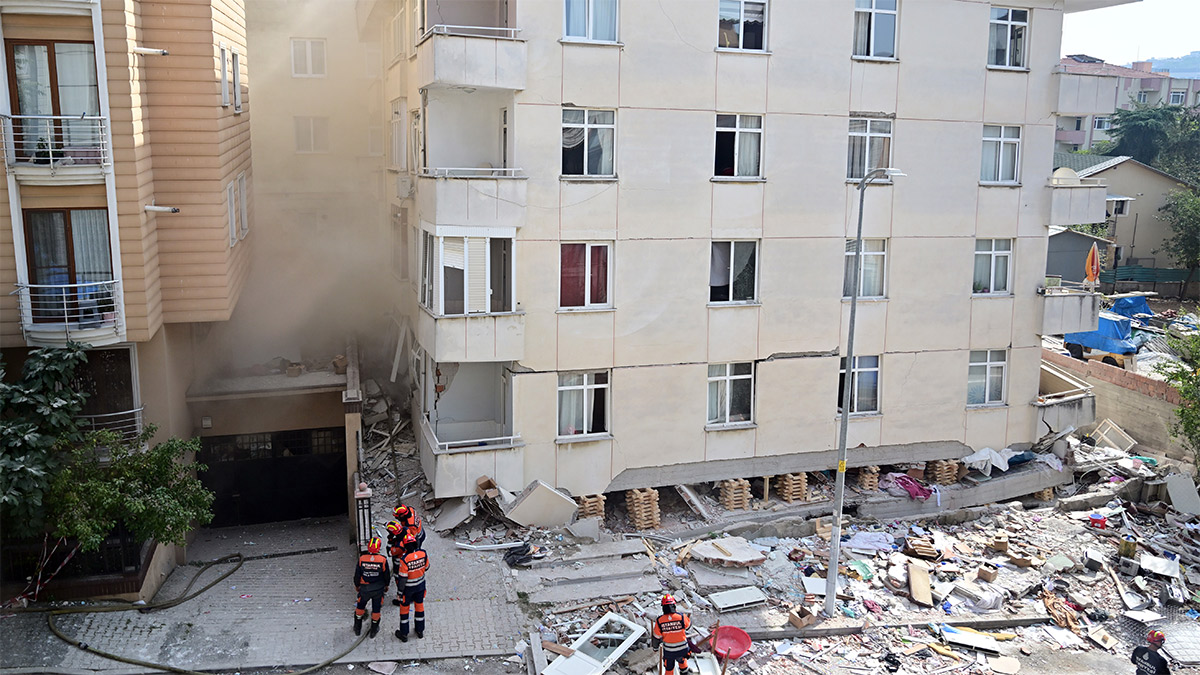 Maltepe'deki bina faciasında mimar ve şantiye şefine gözaltı