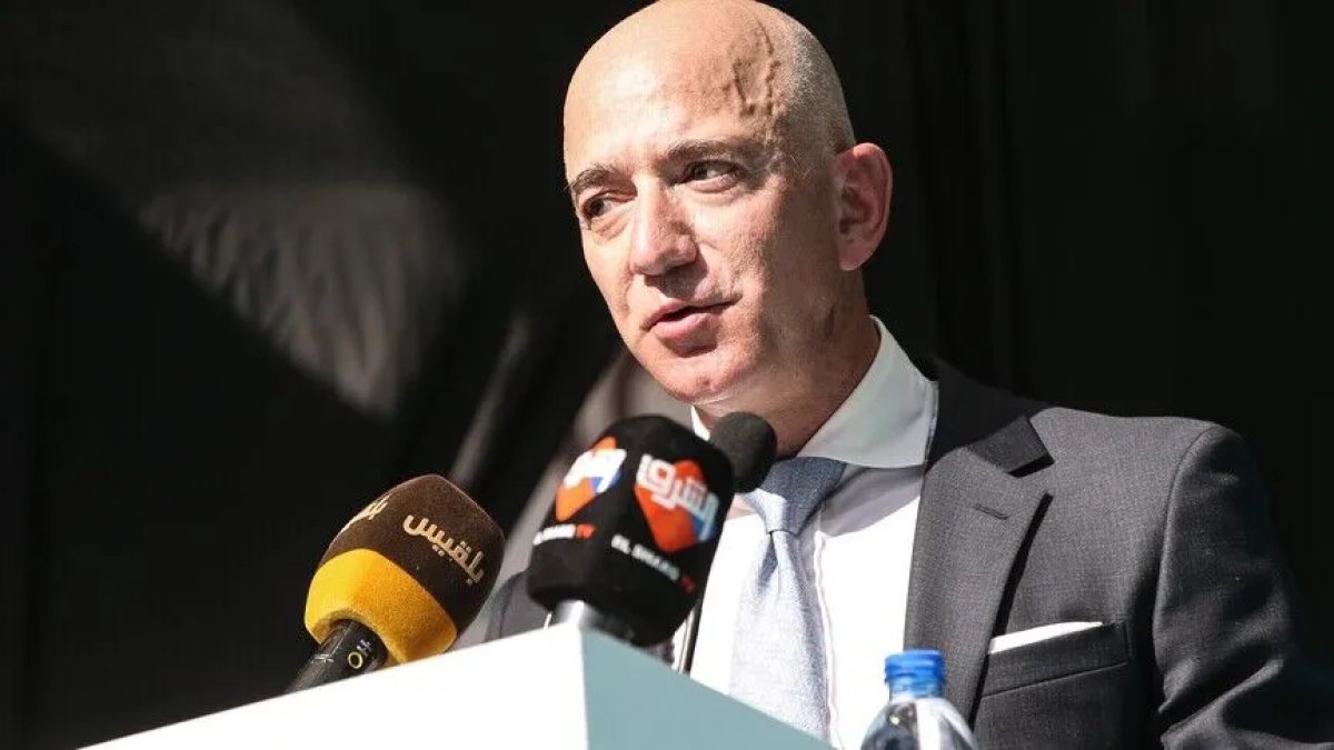 Jeff Bezos, Ay’da kalıcı üs kurmayı planladıklarını açıkladı