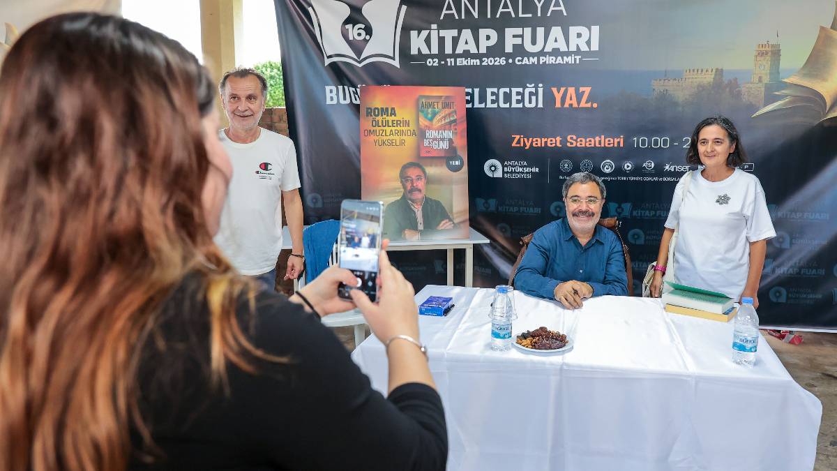 Antalya Kitap Fuarı’nda imza ve söyleşi yoğunluğu