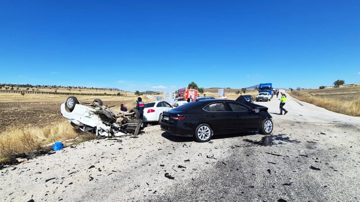 Burdur’da 3 otomobil çarpıştı: 1 kişi öldü, 1’i ağır 7 kişi yaralandı
