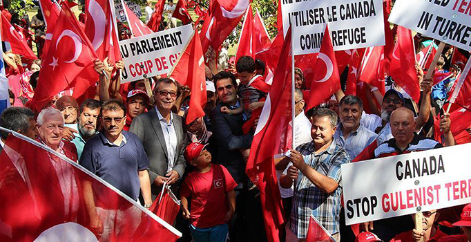Kanadalı Türkler FETÖ festivalini protesto etti