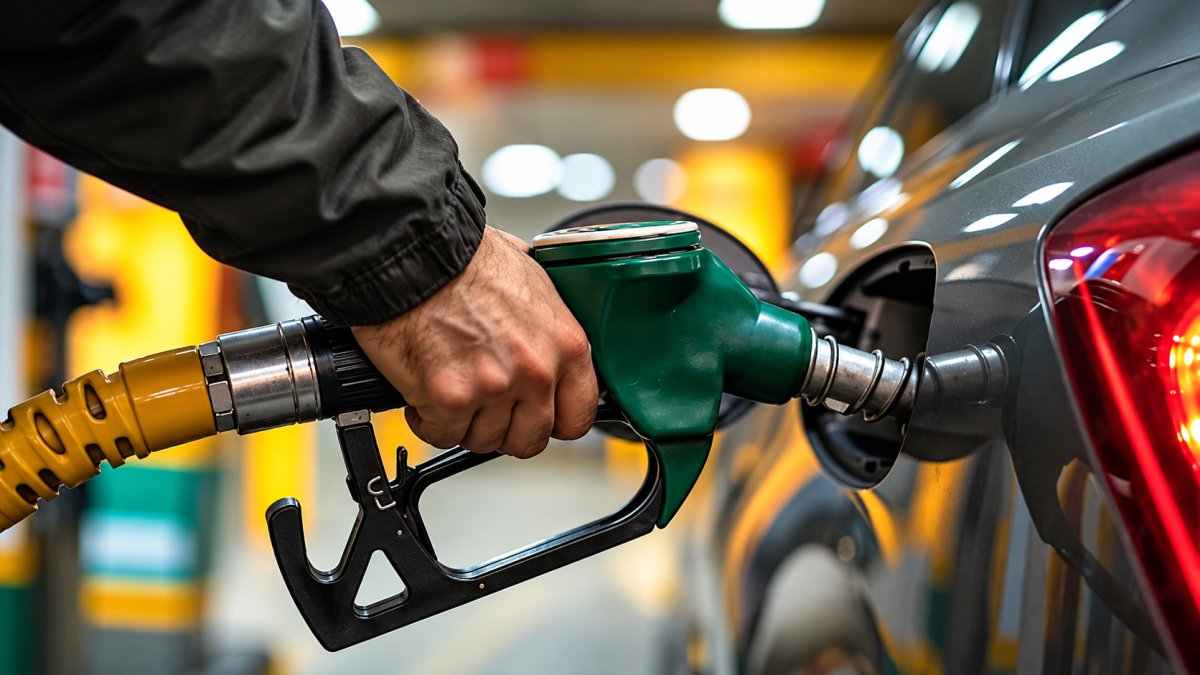Akaryakıtta gece yarısı tabelalar değişiyor: Motorine dev zam, benzine indirim