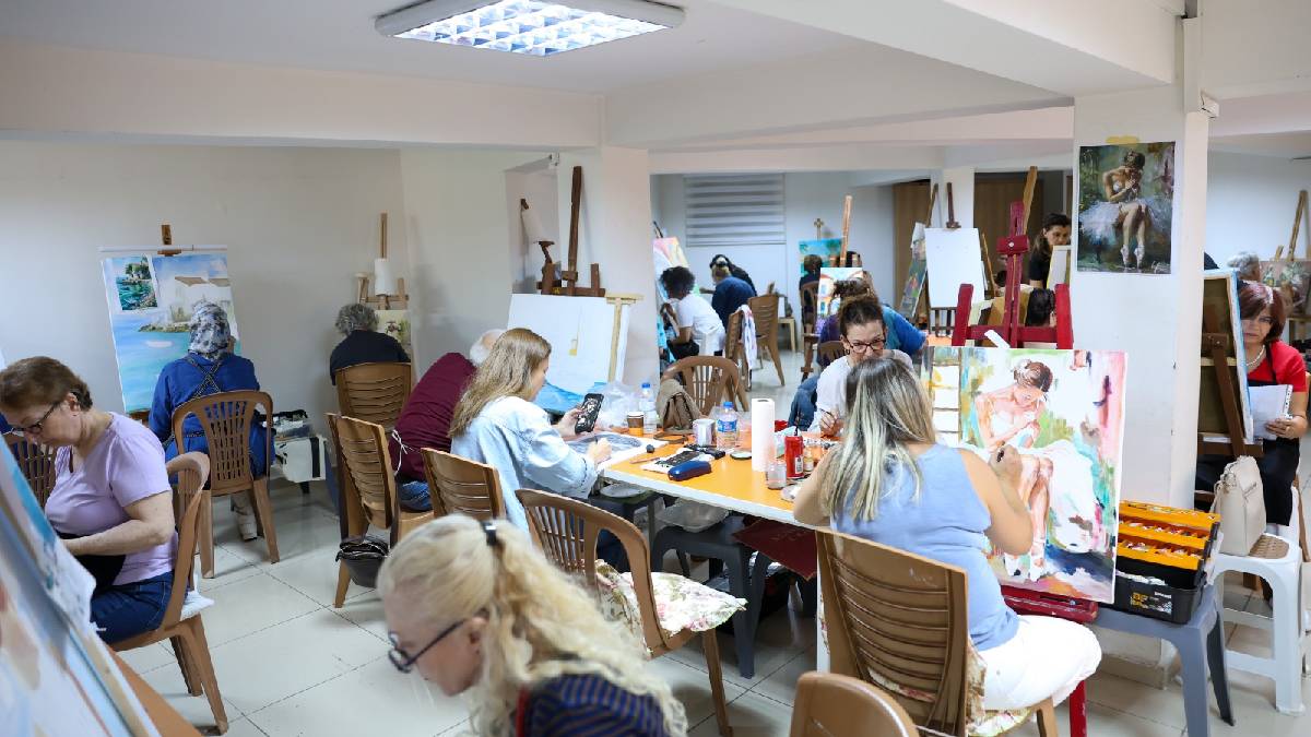 Efeler’in ücretsiz sanat kurslarına yoğun ilgi: Katılımcılar sanatın inceliklerini uzman eğitmenler eşliğinde öğreniyor!