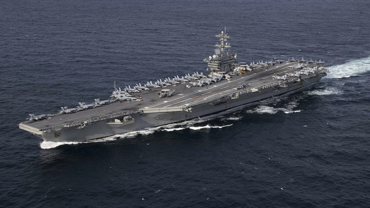 Uçak gemisi USS Abraham Lincoln, 322 gün sonra ABD'ye döndü