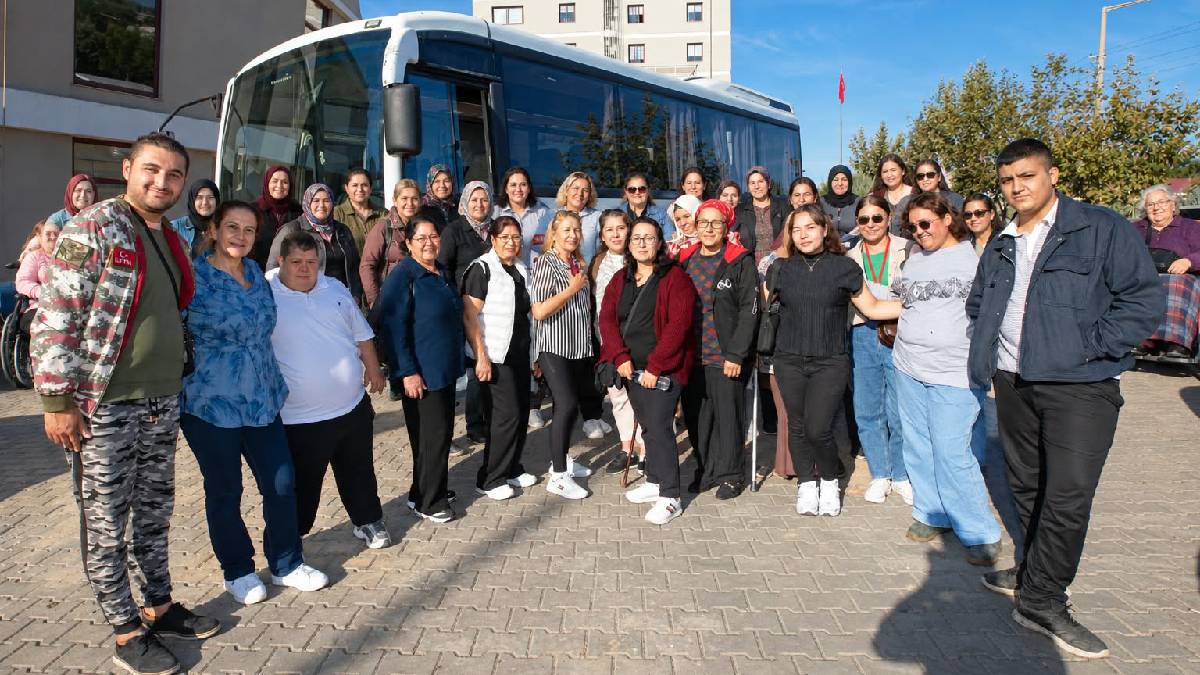 Narlıdere Belediyesinden kültür turu: Özel çocuklar ve kadınlar İzmir’in tarihi mirasını keşfediyor!