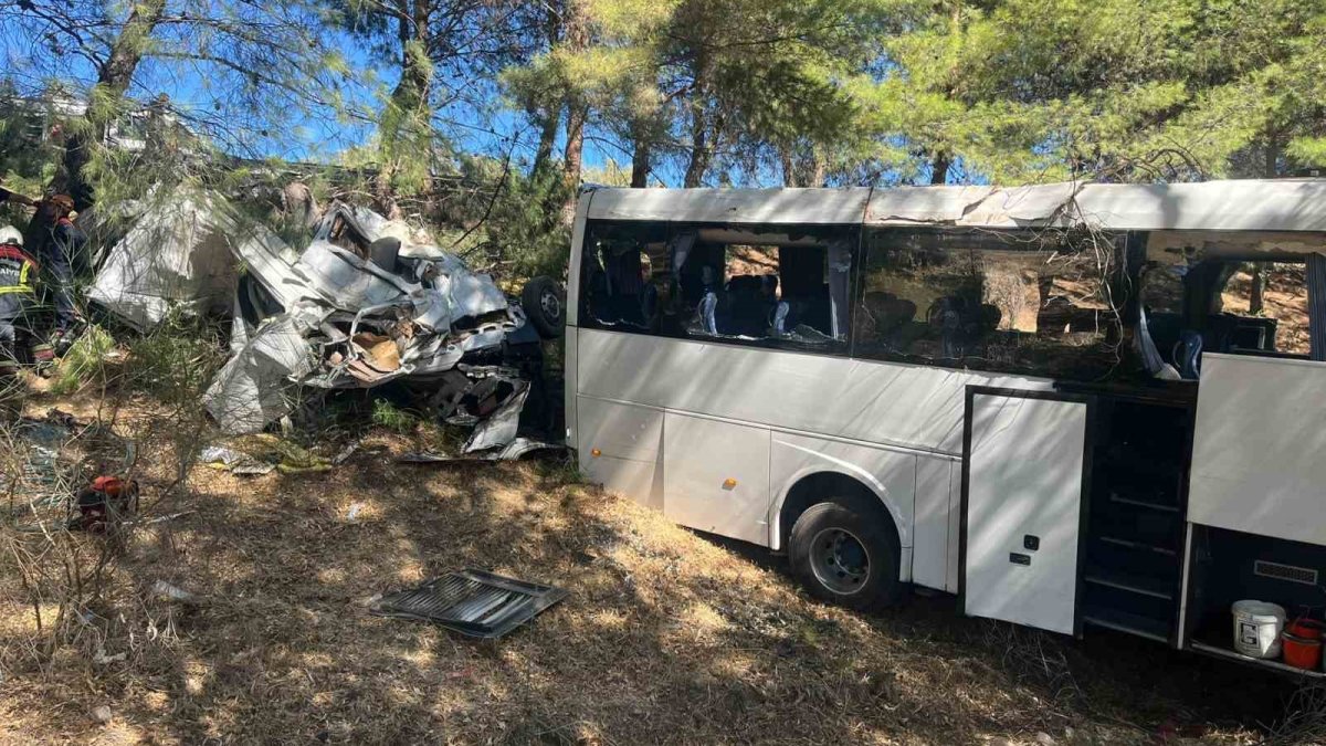 Turistleri taşıyan otobüs şarampole uçtu: 2 ölü, 9 yaralı