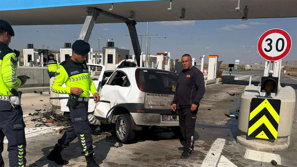 Aksaray’da otomobil gişe bariyerlerine çarptı: 1 ölü