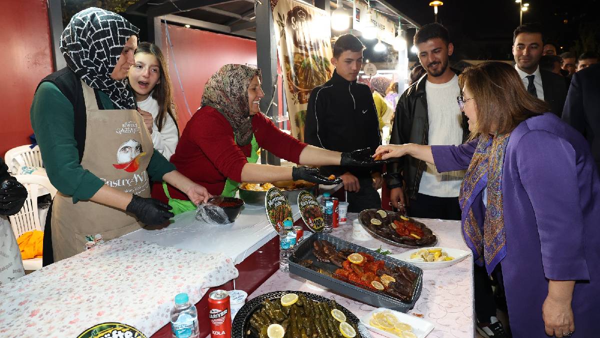 Başkan Şahin, festival alanında bulunan 173 standı ziyaret etti