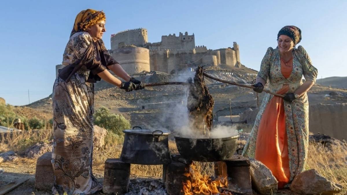 Katır sırtından dokuma tezgahına döviz gibi işleyen sistem! Vanlı kadınların elinde tek tek işleniyor