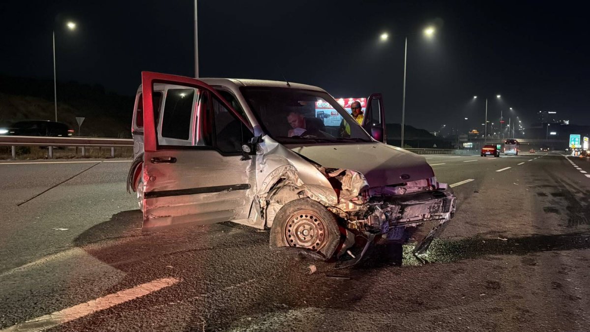 Başakşehir'de araç önce bariyerlere ardından otomobile çarptı: 1 ölü