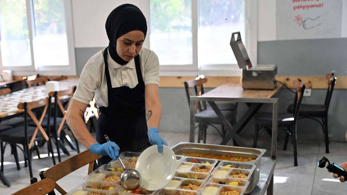 Bornova’da tencereler sevgiyle kaynıyor: Kent Mutfak’tan ihtiyaç sahiplerine her gün sıcak destek!”