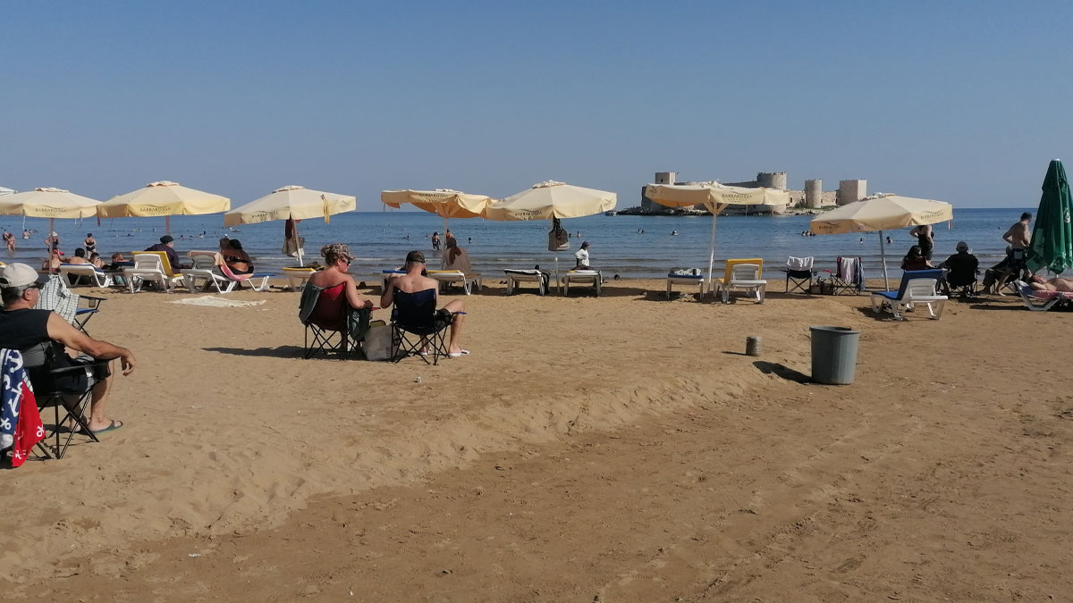 Türkiye sonbaharı yaşarken Mersin’de deniz keyfi: Termometreler 31 dereceyi gösterdi