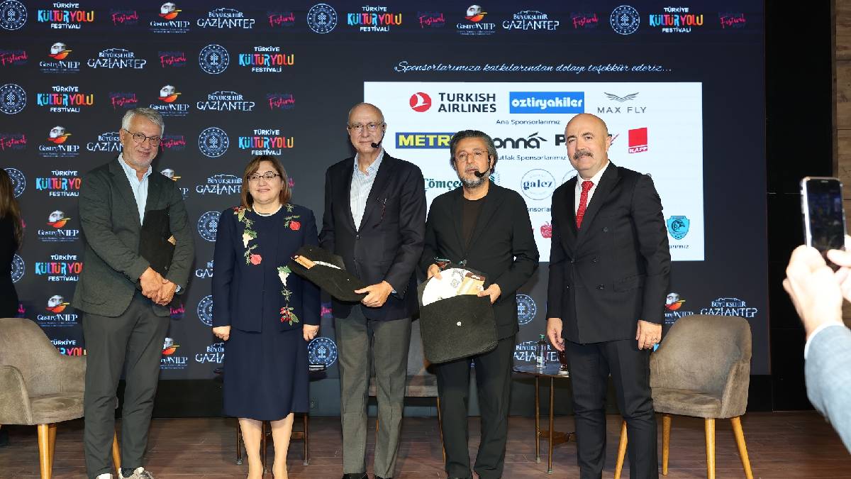 Başkan Şahin, festival kapsamında düzenlenen ilk panele katıldı