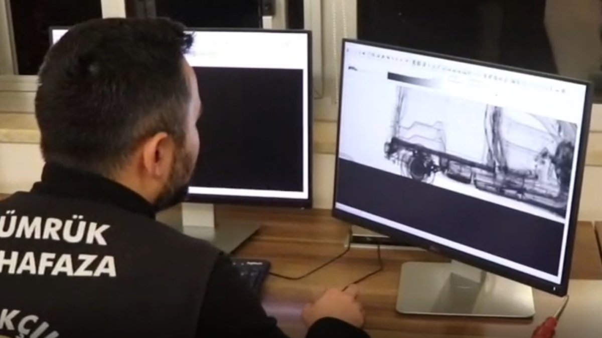 İpsala’da kamyonetin koltuğunun altından 17 bin 121 kapsül uyuşturucu çıktı