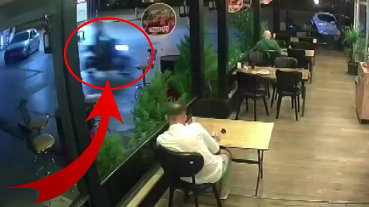 Lokantada otururken motosiklet çarptı: İnanılmaz anlar kamerada