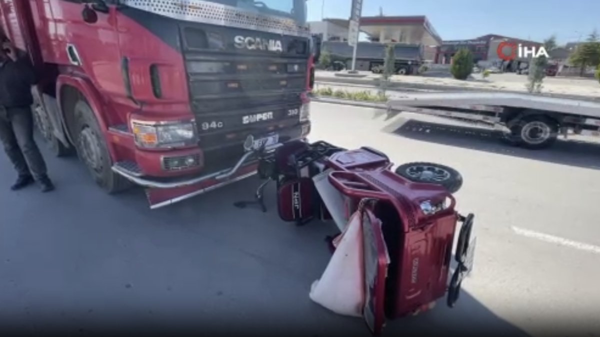 Kamyonla çarpışan elektrikli bisiklet 10 metre sürüklendi: 2 yaralı
