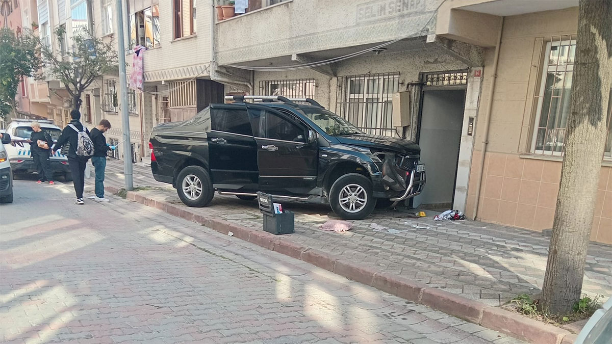 İstanbul'da park faciası: Eşinin kullandığı aracın altında kaldı