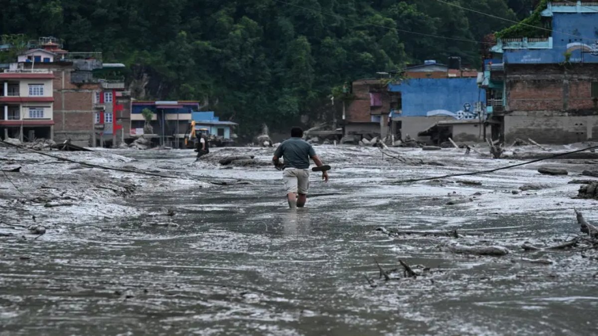 Nepal’de sel evleri ve köprüleri sürükledi: 5 kişi kayıp