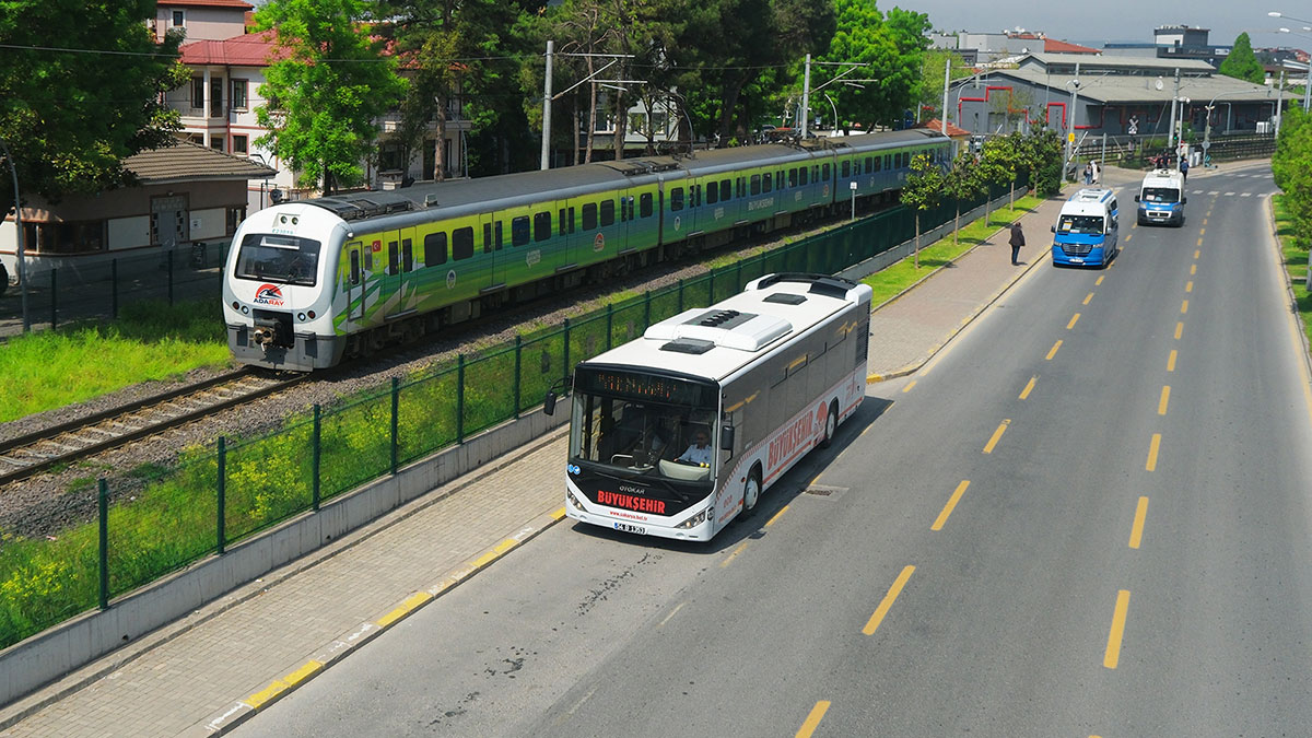 Sakarya Belediyesi, otobüs, metrobüs ve banliyö trenlerini Google ve Yandex Haritalar'da canlı takip edebilir hale getirdi