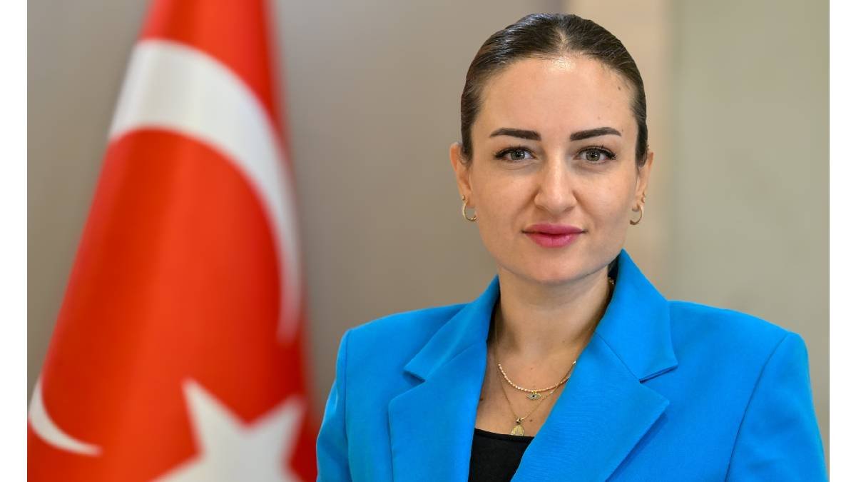 Antalya Büyükşehir Belediye Başkan Vekili Büşra Özdemir parti mi değiştiriyor? Büşra Özdemir kimdir, nereli, hangi partiden?
