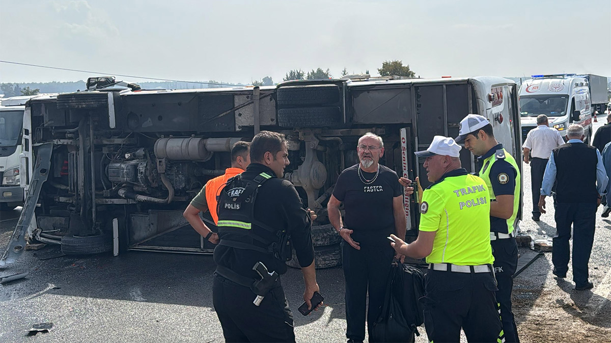 Antalya'da yolcu midibüsü devrildi: Yaralılar var