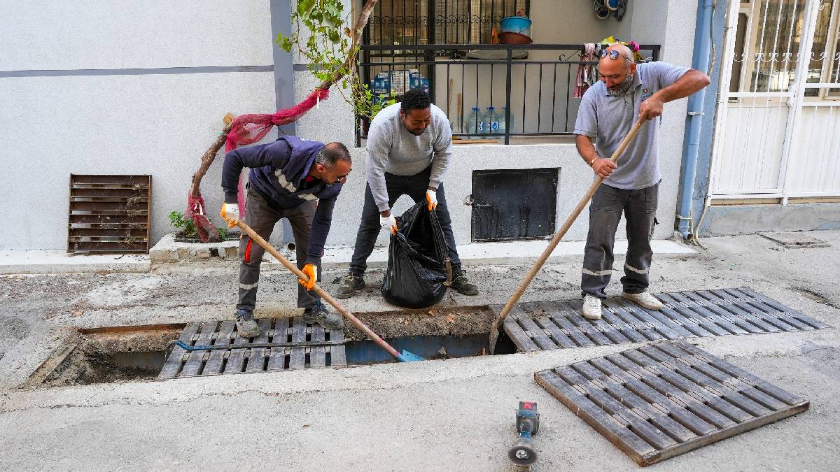 Gaziemir’de kışa hazırlık: Yağmur suyu kanalları temizleniyor