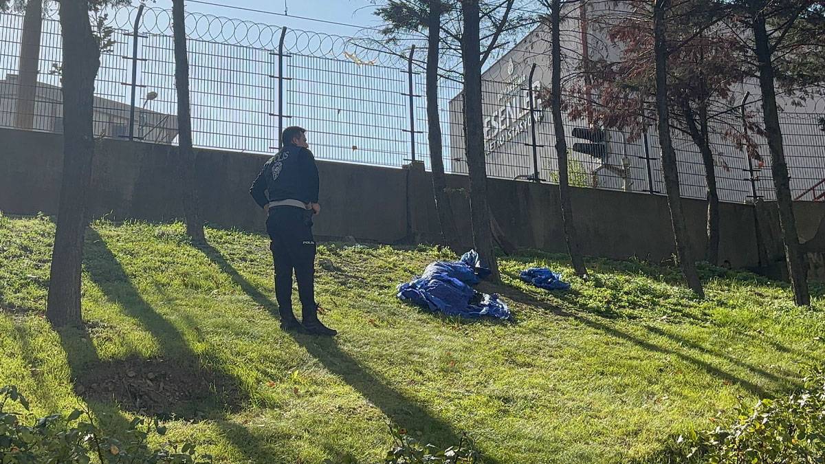 Esenler’de şüpheli ölüm: 27 yaşındaki kişi çimenlik alanda ölü bulundu