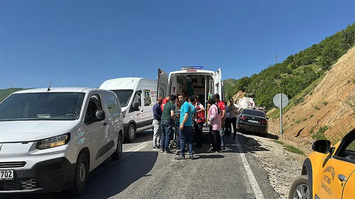 Hakkari'de öğrenci servisi devrildi: 14 kişi yaralandı