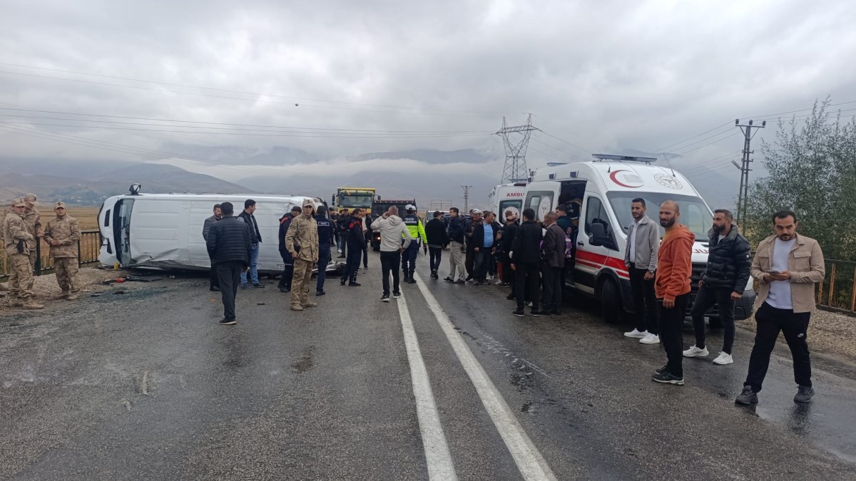 Hakkari'de öğrenci servisi devrildi: 14 yaralı