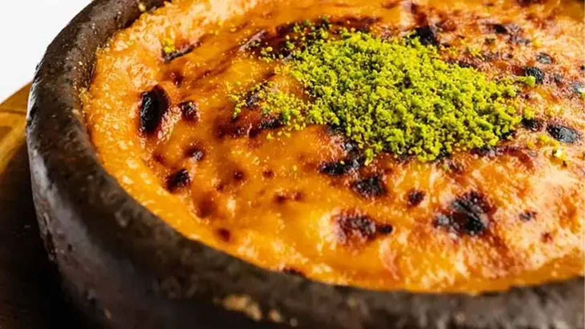 Sadece 10 dakikada hazır: Balık sofralarının meşhur sıcak helvası nasıl yapılır?