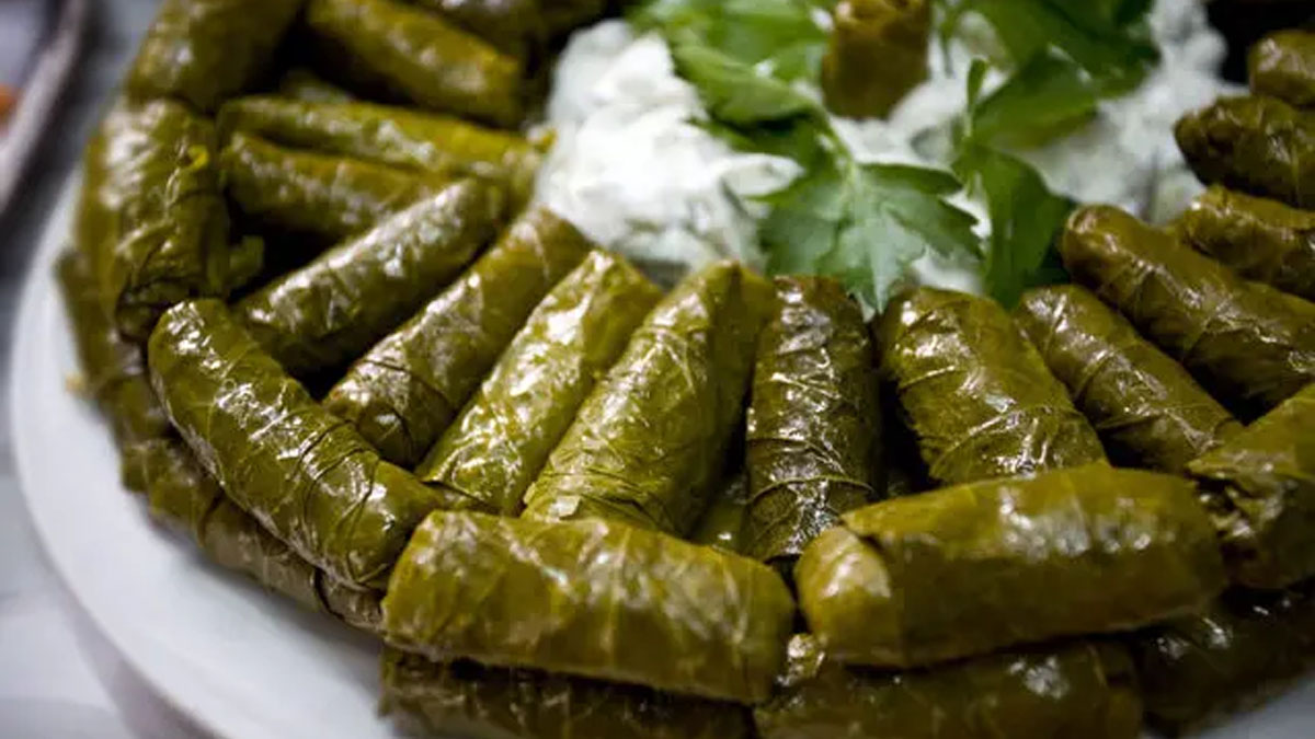 Karadeniz mutfağının asırlık mirası! Lokum gibi kıvamıyla meşhur karalahana (pancar) sarması tarifi