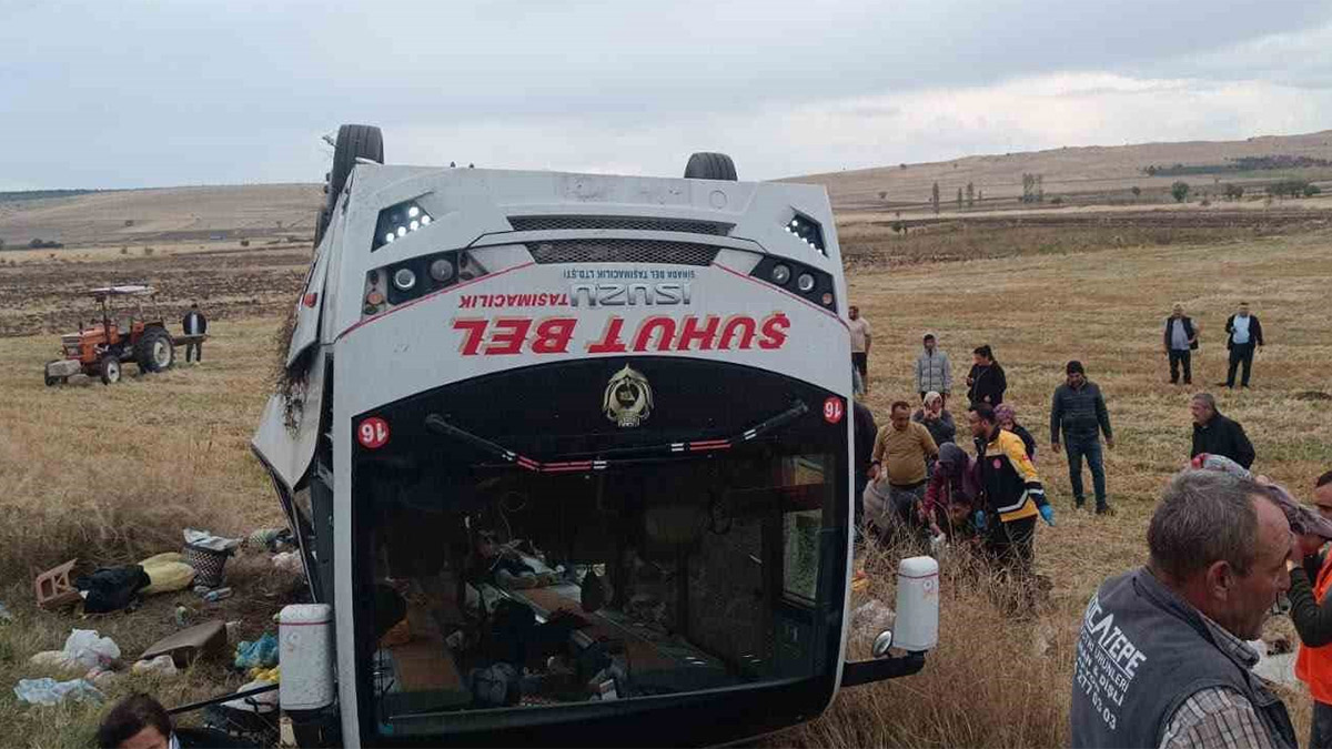 Afyonkarahisar'da midibüs şarampole devrildi, 25 yaralı