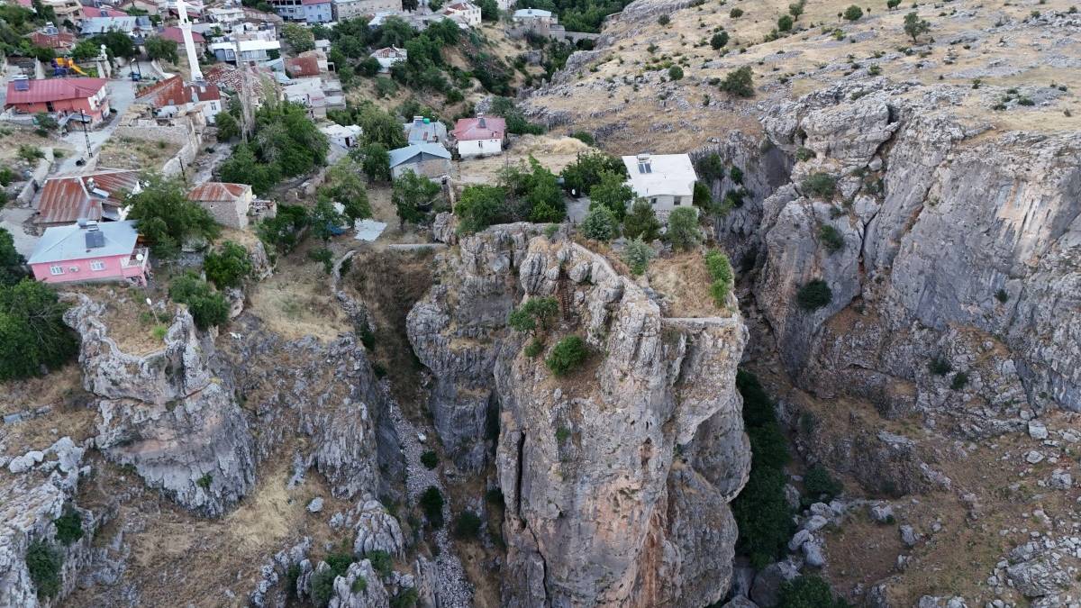 168 metre yükseklikte kayalığa ev dikti! Görenlerin yüreği ağzına geliyor
