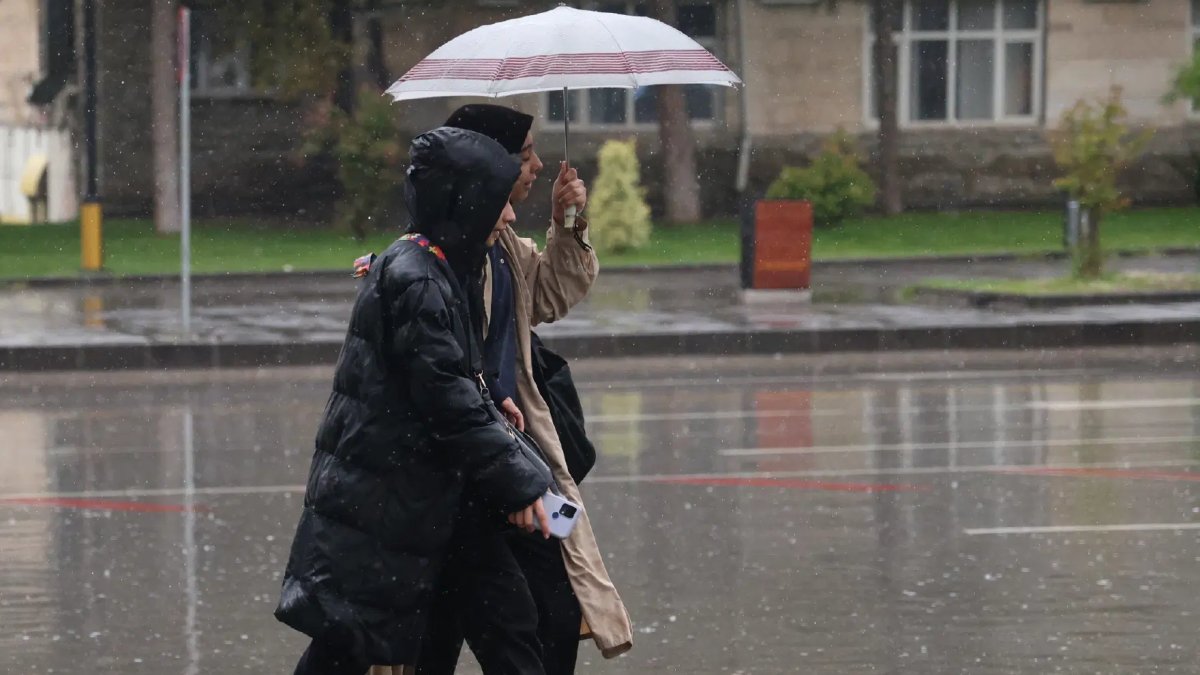 Bahar havası yerini soğuk ve yağışa bırakıyor: İstanbul'da sıcaklık 10 derece düşecek