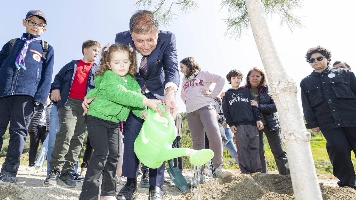 İzmir’de eski sahalar yeşile dönüşüyor: Büyükşehirden hafriyat toprağına doğa dostu yönetim