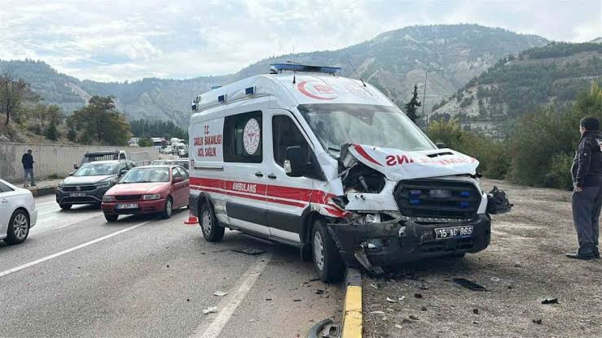 Burdur'da ambulans zincirleme kazaya karıştı: Yaralılar var