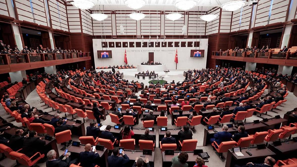 Muhalefetin "fon krizi" önergelerine AK Parti ve MHP'den ret