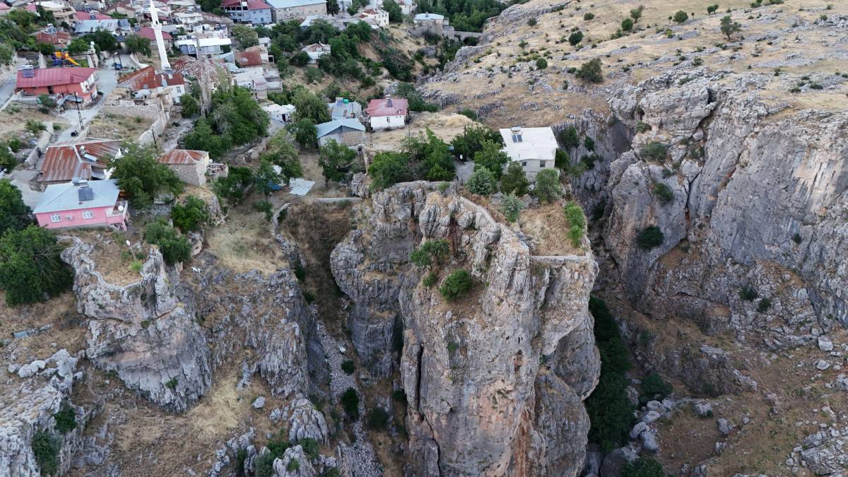Uçurumun kenarında 168 metrede yaşam! Bahçesine köprüyle geçilen ev görenleri hayrete düşürüyor