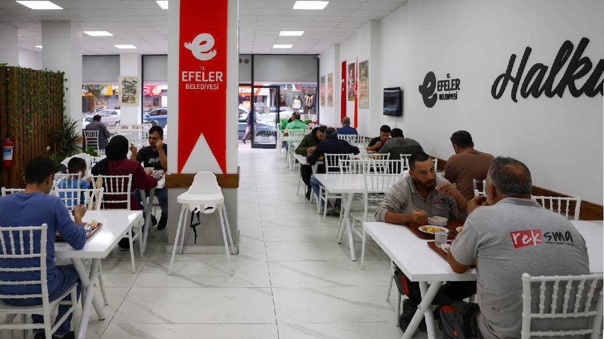 Efeler’in halk sofrası misafirlerini ağırlamaya devam ediyor