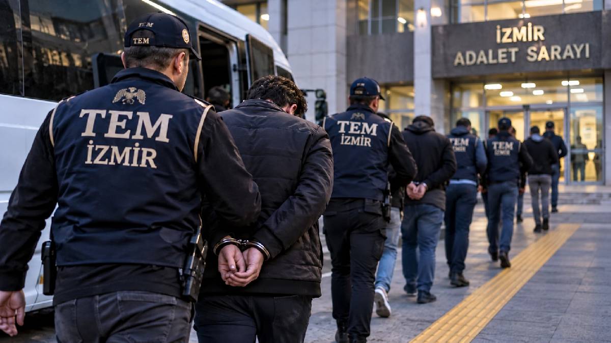 İzmir merkezli FETÖ operasyonu: 21 şüpheli gözaltına alındı