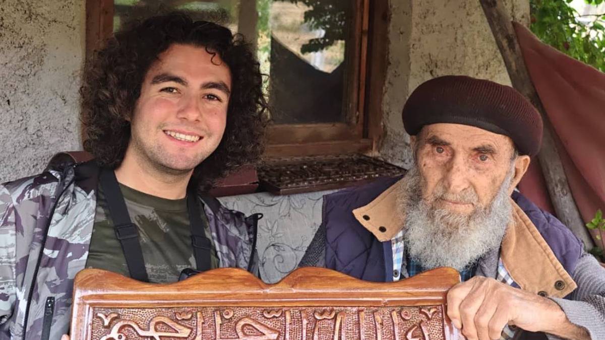 93 yaşındaki Hacı Mehmet Özen 60 yıldır yaptığı bastonları ücretsiz dağıtıyor! "Hediye etmek sünnettir"