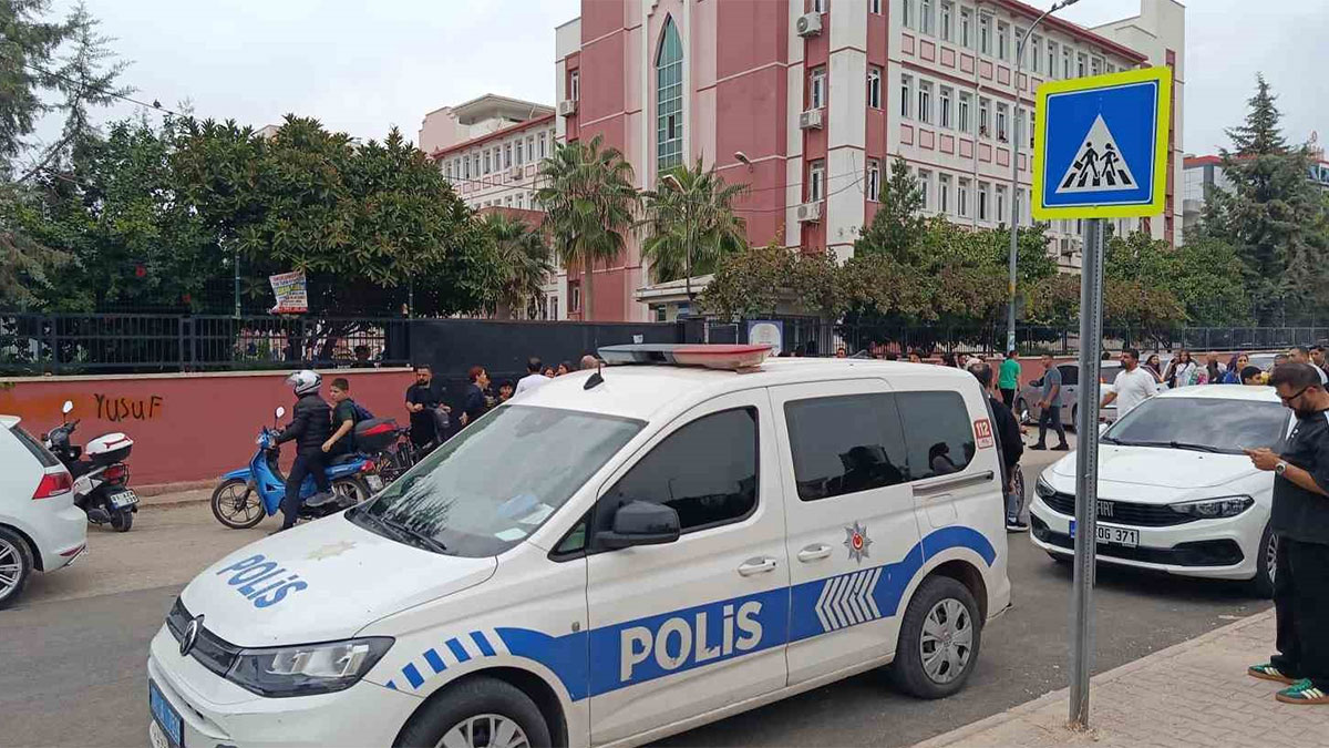 Adana’da ortaokulda dedikodu kavgası: Kız öğrenci arkadaşını ekmek bıçağıyla yaraladı
