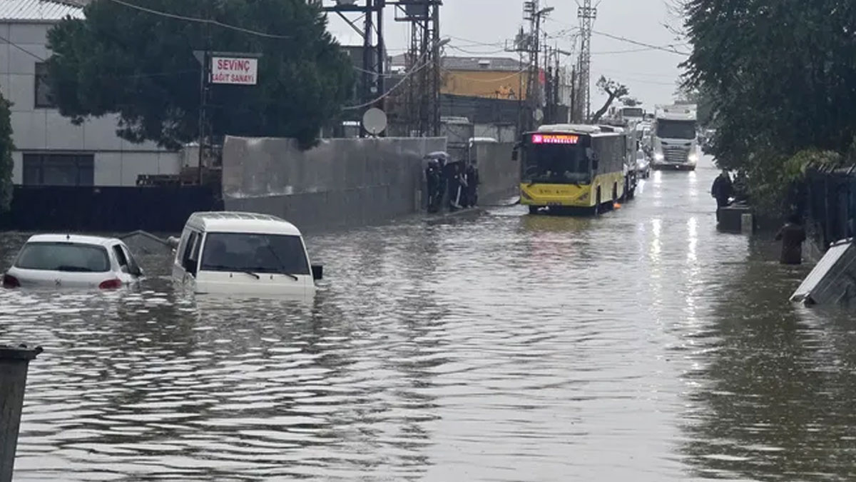 İstanbul'da feci ölüm: Su birikintisine basan 14 yaşındaki çocuk elektrik akımına kapıldı